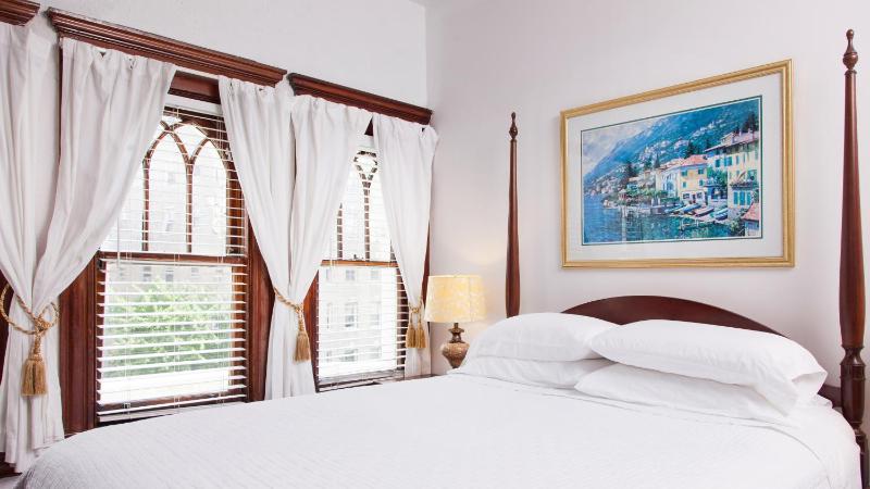 Queen Room 401 image 2