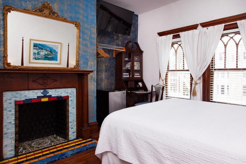 Queen Room 401 image 3