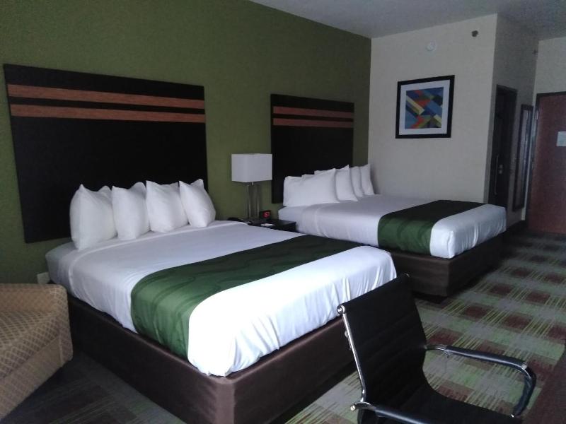 Queen Room with Two Queen Beds - Non-Smoking image 2