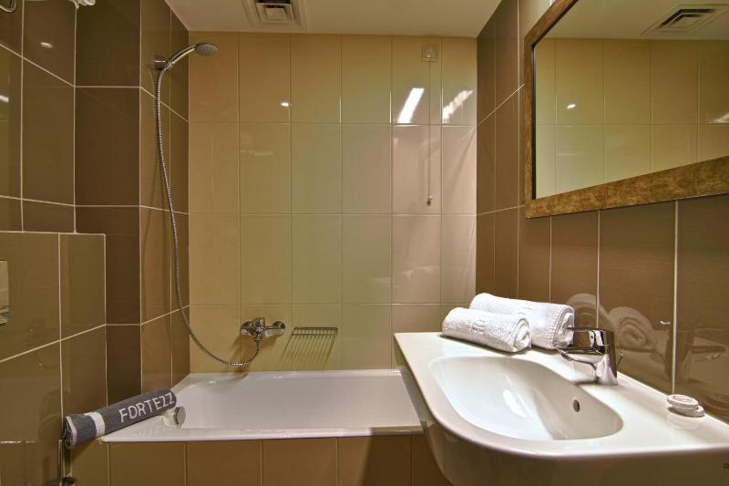 Superior Twin Room image 3