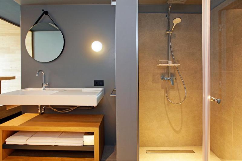 Deluxe Double Room with Sea View and Balcony image 4