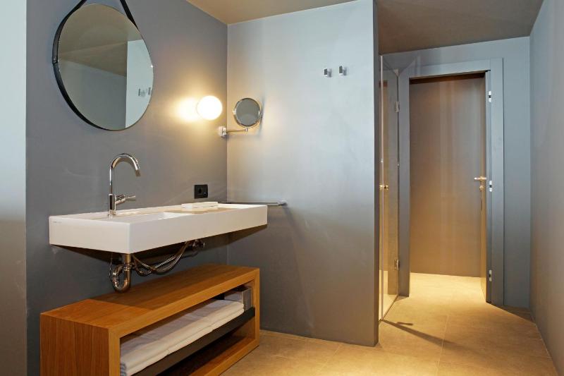 Deluxe Double Room with Sea View and Balcony image 3