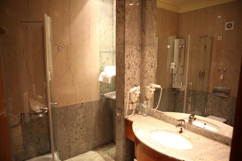 Twin Room image 4