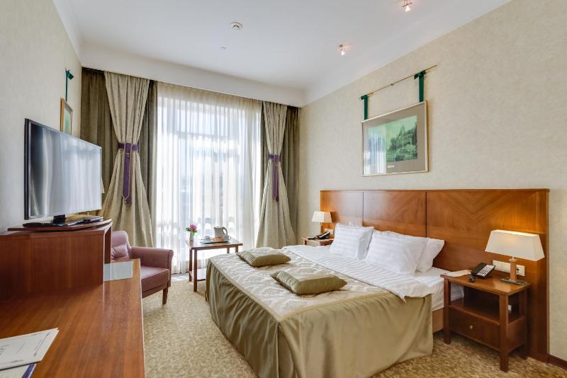 Double Room with Executive Lounge Access image 1