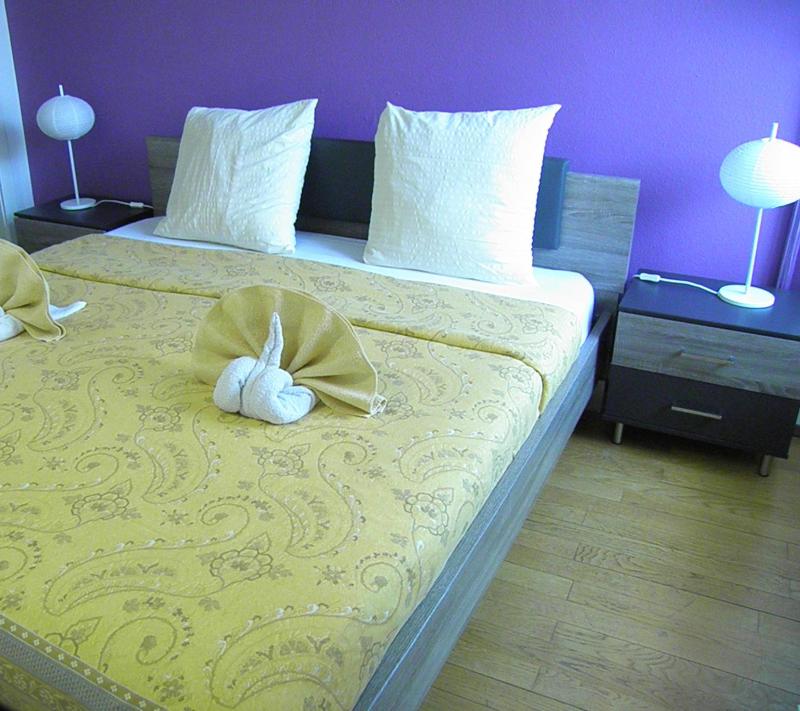 Large Double Room image 2