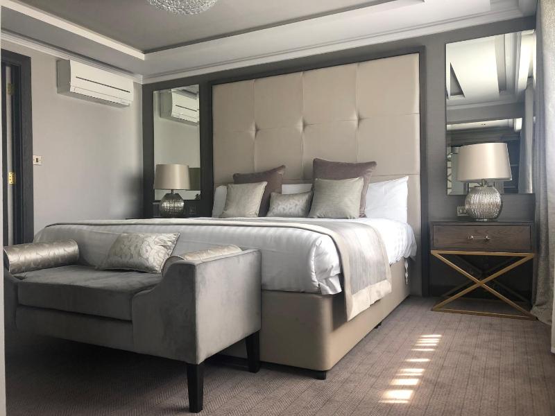 Suite with Spa Bath image 3