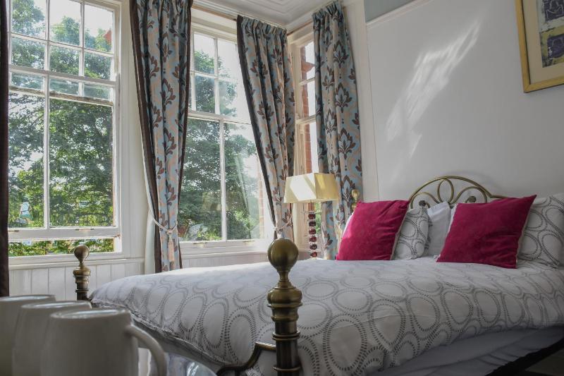 Deluxe Double Room (2 Adults + 1 Child) image 3