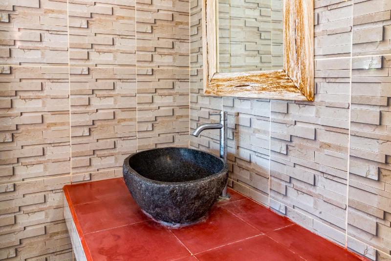 Dicky Guest House Batu Bolong - image 5