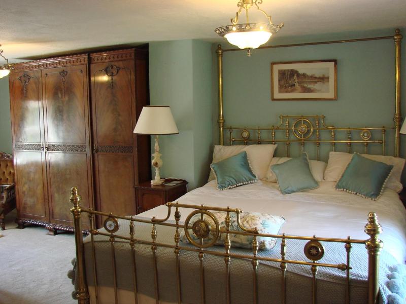 Superior King Room image 2