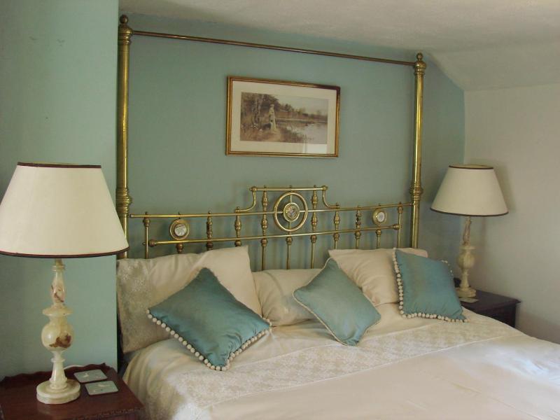 Superior King Room image 3