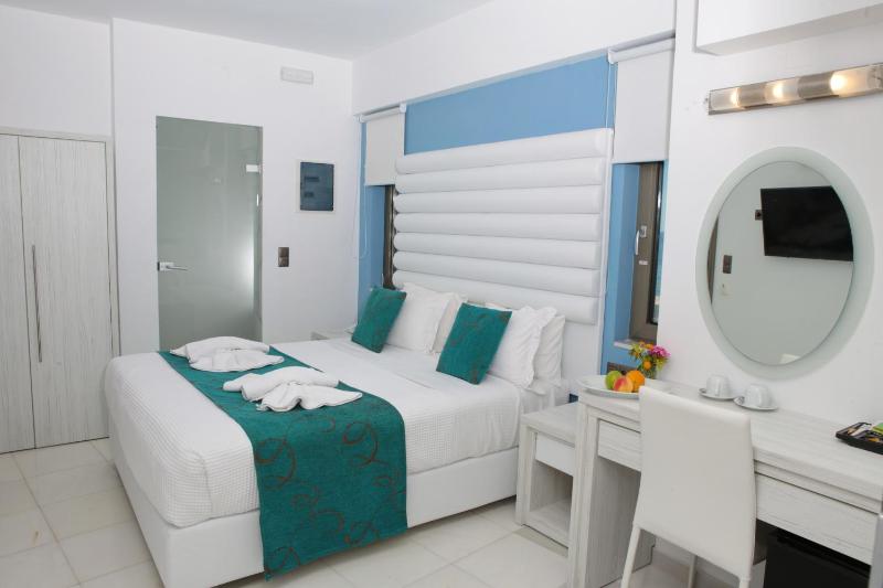 Deluxe Double or Twin Room with Sea View image 2