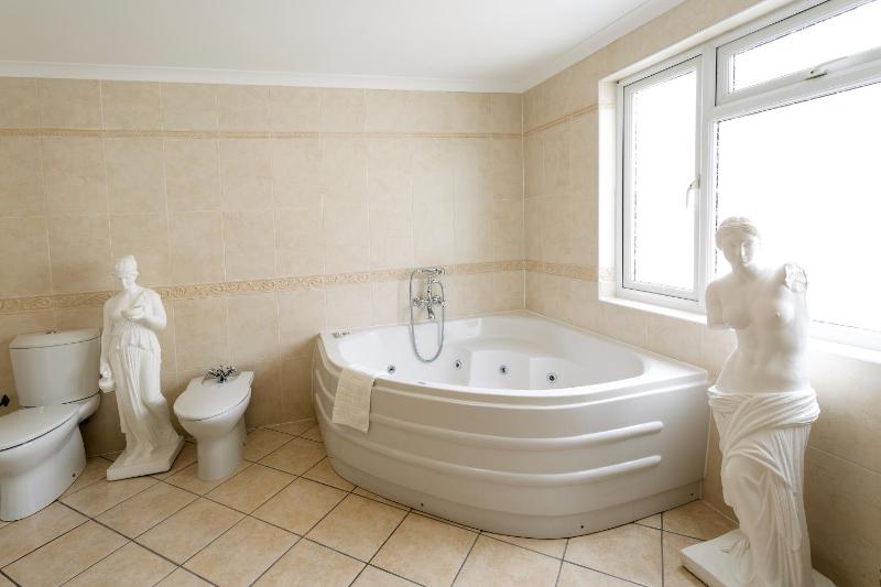 Double Room with Spa Bath image 4