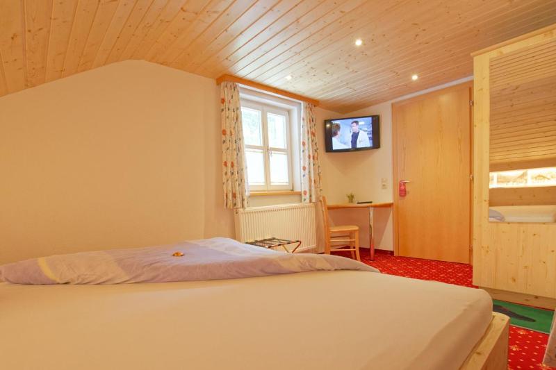 Double Room with Shared Toilet image 4