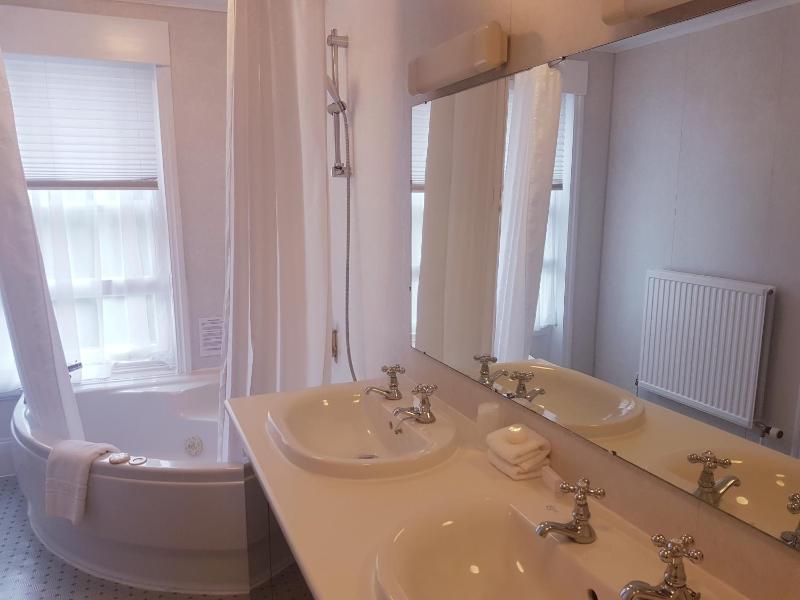 Executive Double Room with Double Bed - Non-Smoking image 2