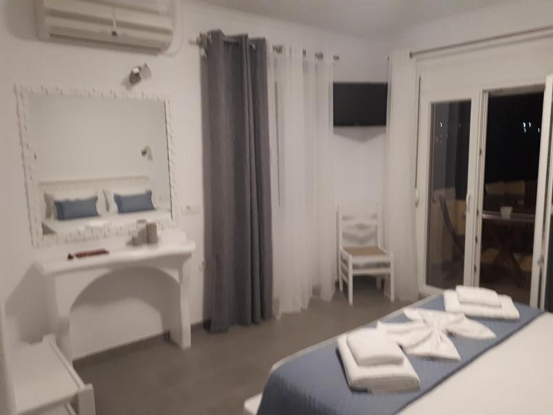 Deluxe Double Room with Balcony image 4