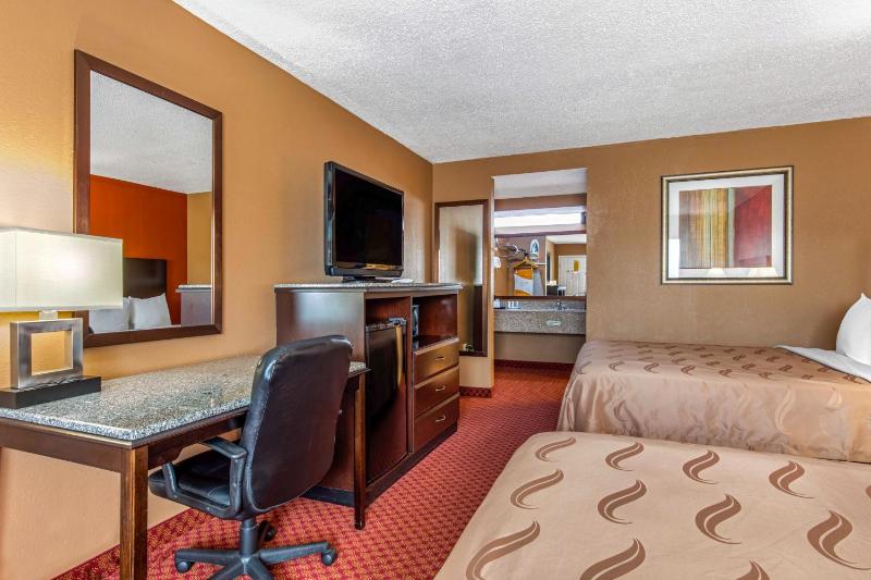 Queen Room with Two Queen Beds - Non-Smoking image 3
