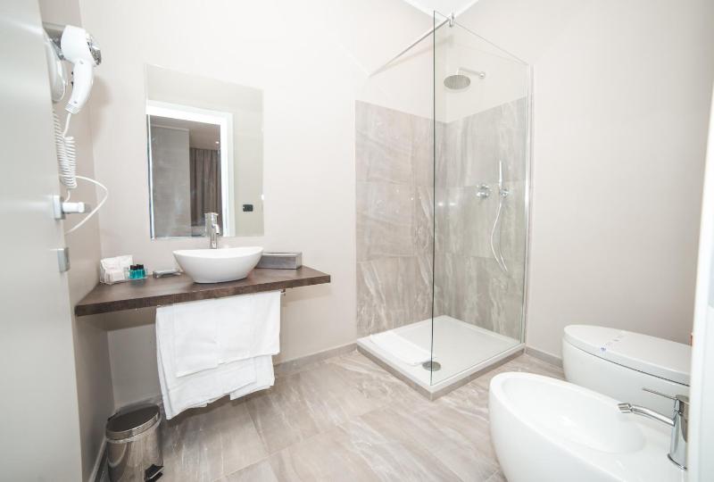 Quadruple Room image 3