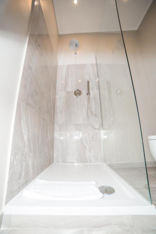 Quadruple Room image 3