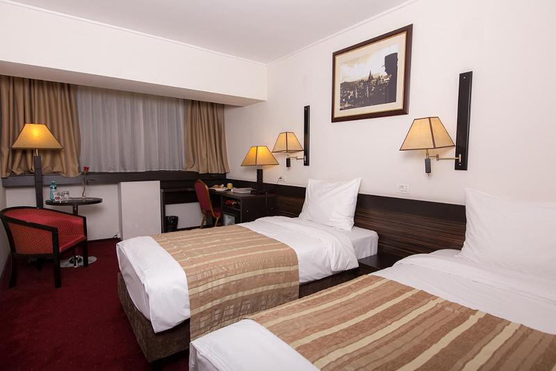 Twin Room - Non-Smoking image 2