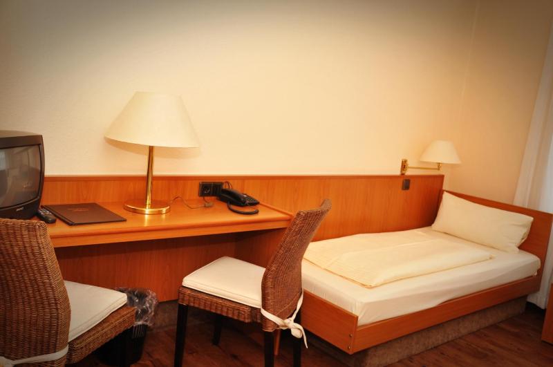 Twin Room image 4