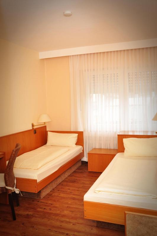 Twin Room image 3