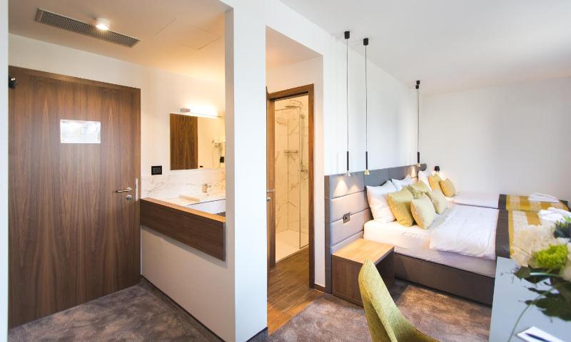 Triple Room with Balcony image 2