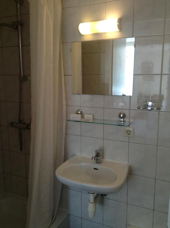 Small Twin Room image 2