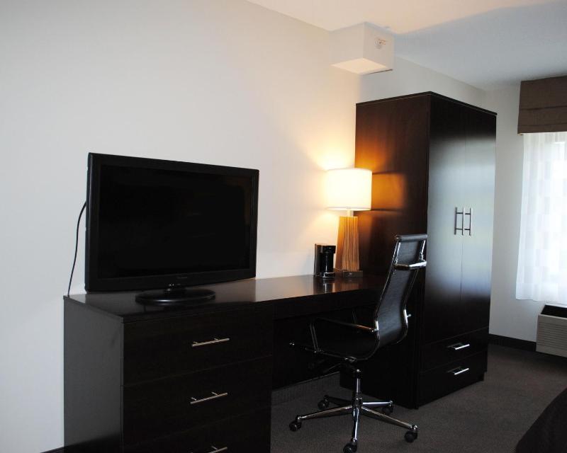 King Suite with Whirlpool and Sofa Bed - Non-Smoking image 3