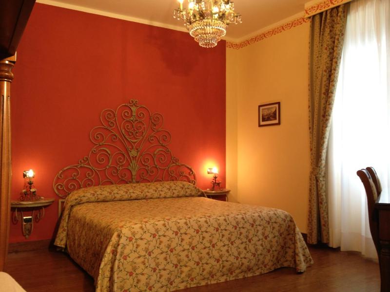 Double Room image 3