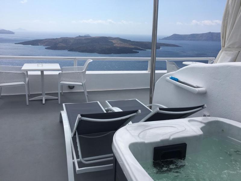 Junior Sky Suite with Hot Tub and Caldera View image 2