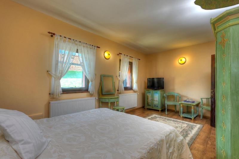Six-Bedroom Villa  image 2