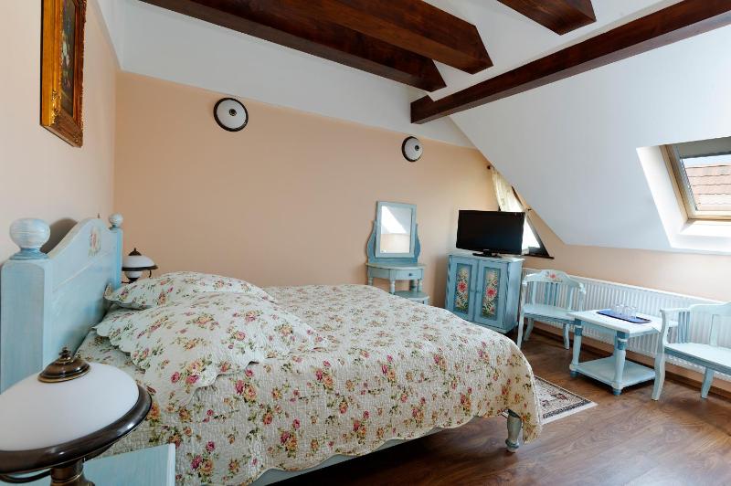 Six-Bedroom Villa  image 3