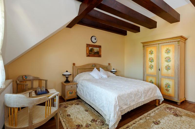 Six-Bedroom Villa  image 4