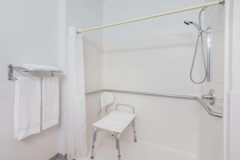 Queen Room with Two Queen Beds - Disability Access/Non-Smoking image 4