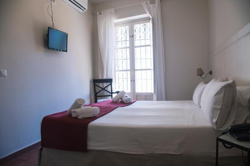 Deluxe Double or Twin Room image 4
