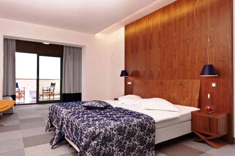 Twin Room with Balcony and Sea View image 2