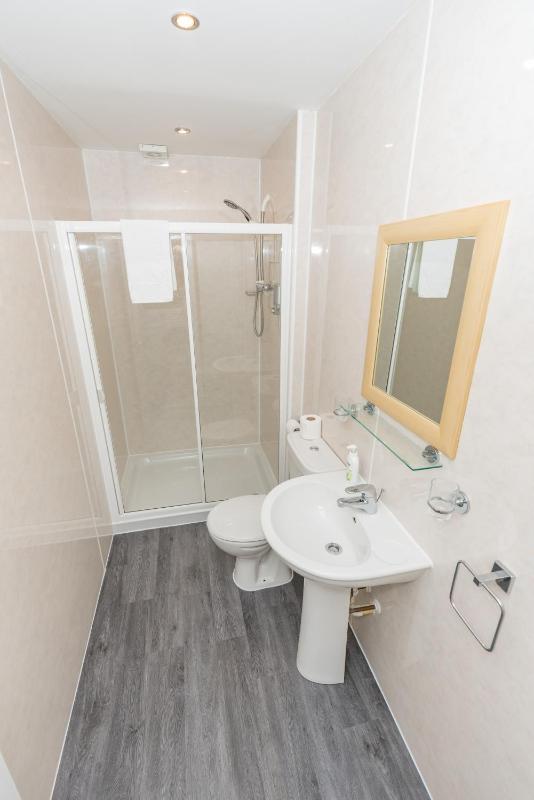 Double Room Ensuite image 2