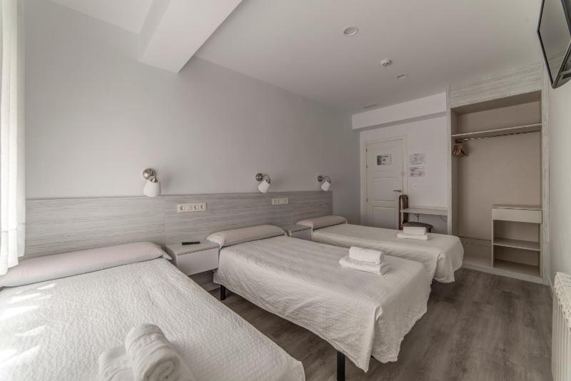 Triple Room with Bathroom image 3