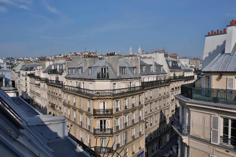 Double Room with Balcony image 3