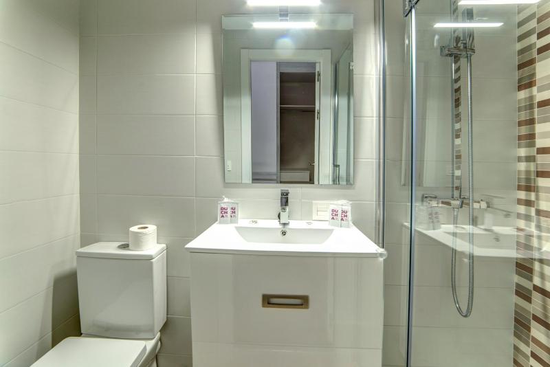 Twin Room image 3