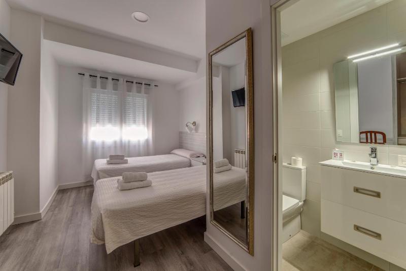 Twin Room image 2