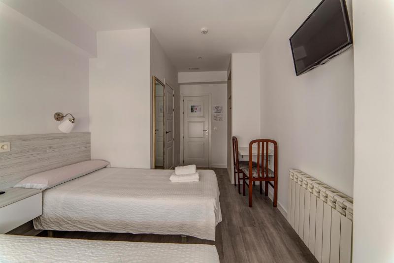 Twin Room image 4