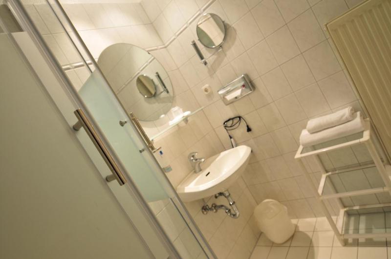 Twin Room image 3