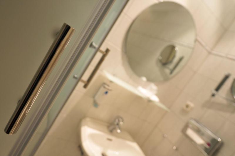Twin Room image 2