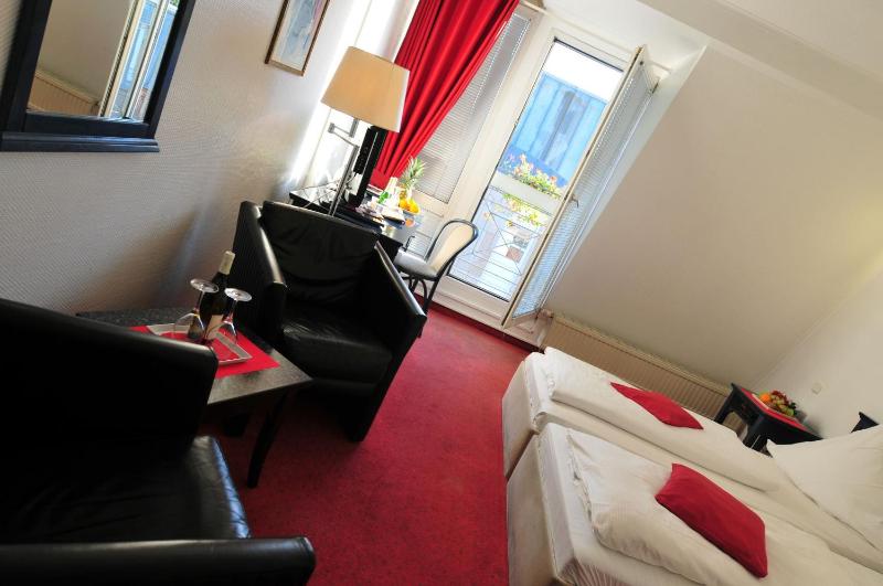 Double Room image 3