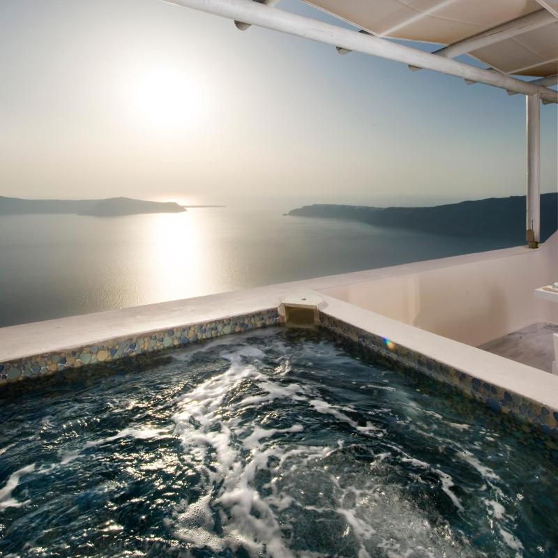 Superior Suite with Jacuzzi and Caldera View image 4