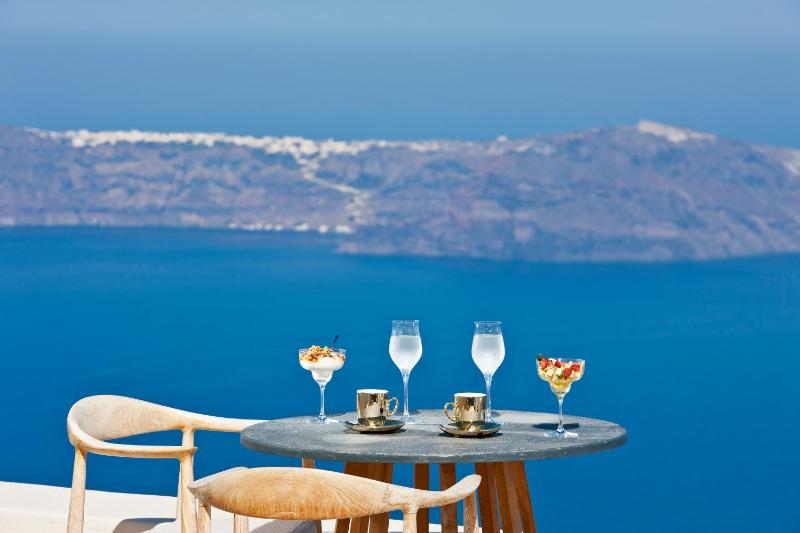 Deluxe Suite with Private Heated Pool and Caldera View image 3