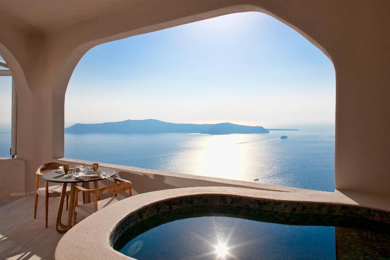 Superior Suite with Jacuzzi and Caldera View image 3