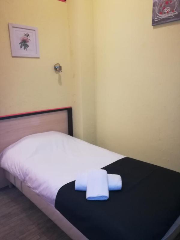 Standard Single Room with Shower image 2