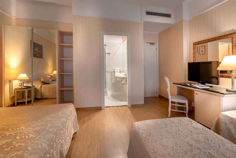 Executive Quadruple Room image 4